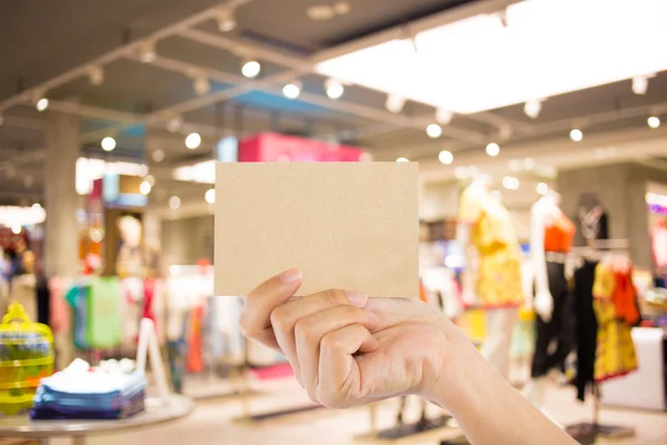 Foto em branco. Mão segurar cartão de visita em branco no shopping . — Fotografia de Stock