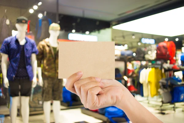 Foto em branco. Mão segurar cartão de visita em branco no shopping . — Fotografia de Stock