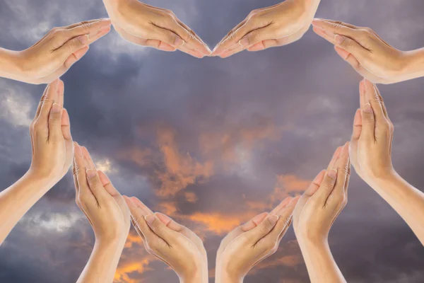 elleri yapmak kalp şekli