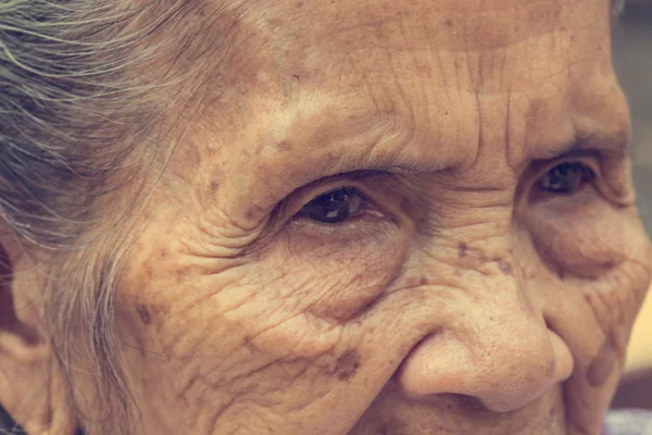 Портрет азіатської старшої жінки. : Вінтажний фільтр — стокове фото