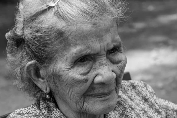 Portret van een Aziatische senior vrouw. Zwart-wit. — Stockfoto
