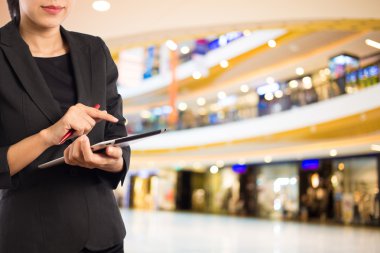 Kadınlar alışveriş mobil Tablet PC'yi kullanma.