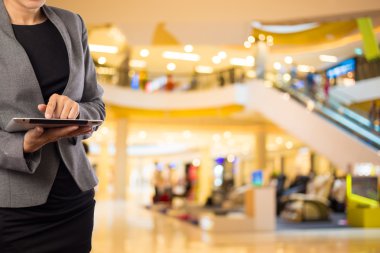 Kadınlar alışveriş mobil Tablet PC'yi kullanma.