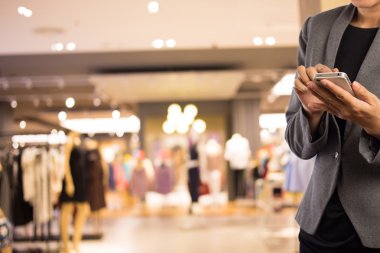 Kadınlar alışveriş istimal hareket eden telefon.