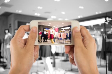 Alışveriş merkezinde mobil, akıllı telefon ile fotoğraf çekimi.