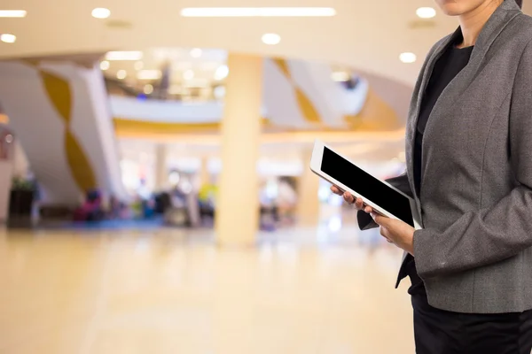 Mulheres no shopping usando celular Tablet PC . — Fotografia de Stock