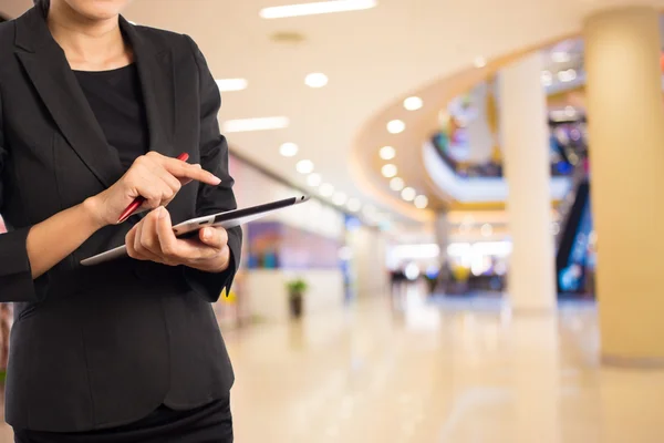 Kvinnor i köpcentrum med mobila Tablet Pc. — Stockfoto