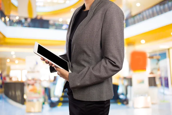 Las mujeres en el centro comercial con Tablet PC móvil . —  Fotos de Stock