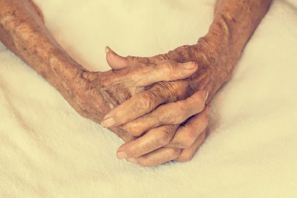 Hand van vrouw aanraken senior vrouw in de kliniek. : Vintage filter — Stockfoto