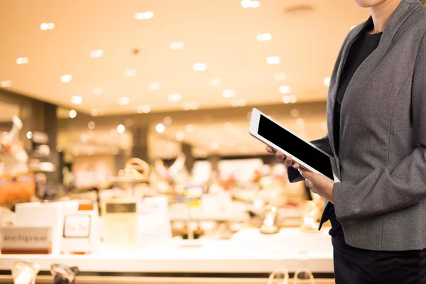 Mulheres no shopping usando celular Tablet PC . — Fotografia de Stock