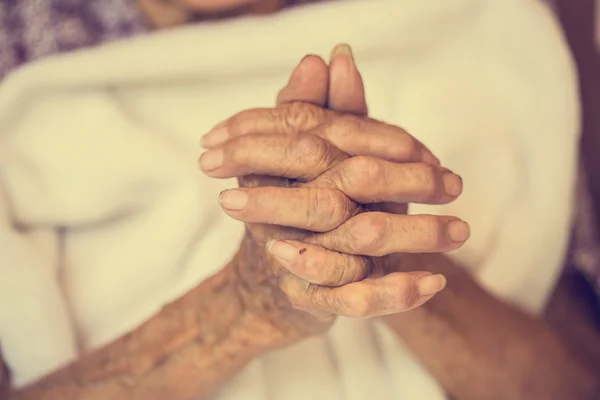Το χέρι της γυναίκας αγγίξετε ανώτερα γυναίκα στην κλινική. : Φίλτρο vintage — Φωτογραφία Αρχείου