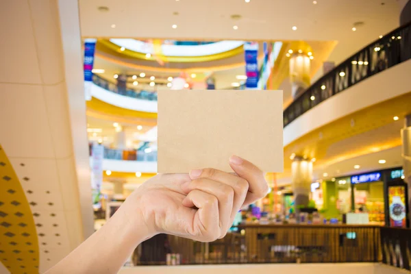 Foto em branco. Mão segurar cartão de visita em branco no shopping . — Fotografia de Stock