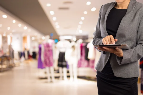 Mulheres no shopping usando celular Tablet PC . — Fotografia de Stock