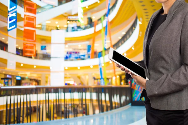 Mulheres no shopping usando celular Tablet PC . — Fotografia de Stock