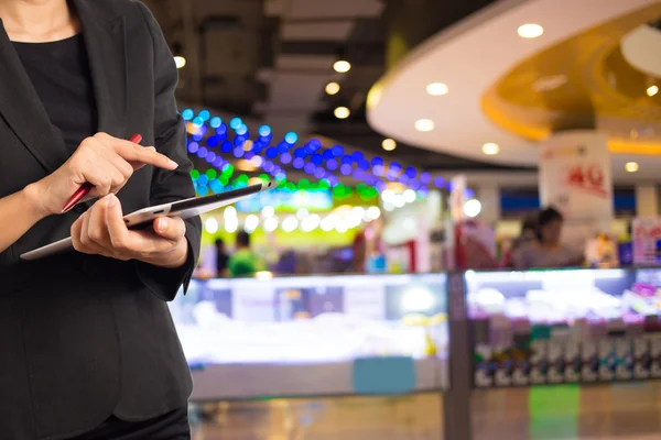 Mulheres no shopping usando celular Tablet PC . — Fotografia de Stock