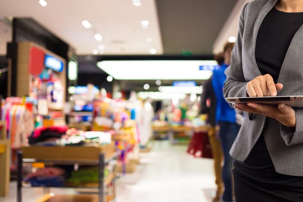 Mulheres no shopping usando celular Tablet PC . — Fotografia de Stock