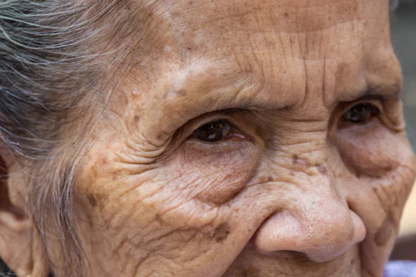 Portret van een Aziatische senior vrouw — Stockfoto