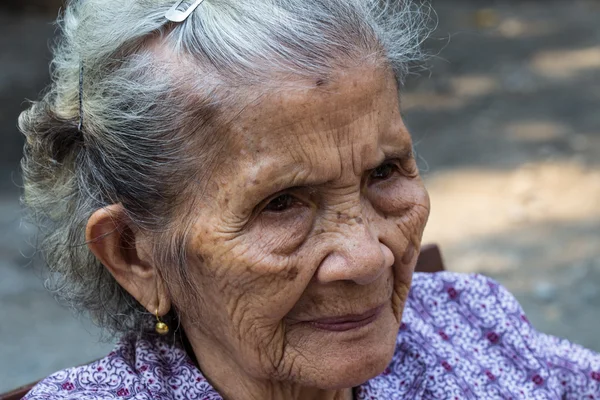 Portret van een Aziatische senior vrouw — Stockfoto