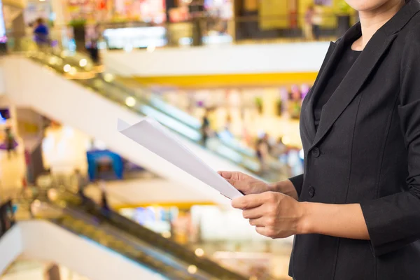 Affärskvinna läsa business dokument. — Stockfoto