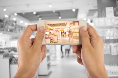 Alışveriş merkezinde bir akıllı telefon ile fotoğraf çekimi.
