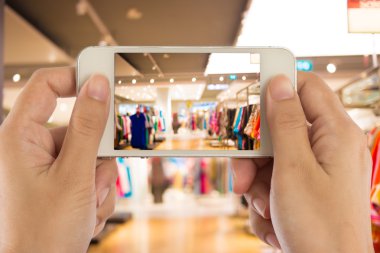 Alışveriş merkezinde bir akıllı telefon ile fotoğraf çekimi.