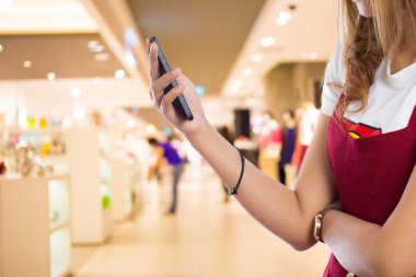 Kadınlar alışveriş istimal hareket eden telefon.