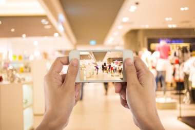 Alışveriş merkezinde bir akıllı telefon ile fotoğraf çekimi.