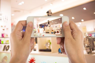Alışveriş merkezinde bir akıllı telefon ile fotoğraf çekimi.