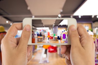 Alışveriş merkezinde bir akıllı telefon ile fotoğraf çekimi.