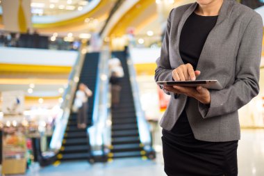 Kadınlar alışveriş mobil Tablet PC'yi kullanma.