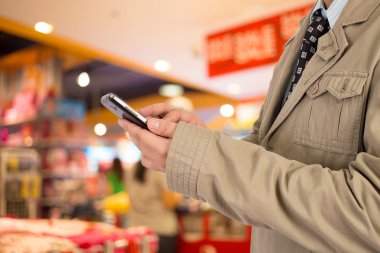 Adam alışveriş istimal hareket eden telefon.