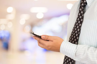 Adam alışveriş istimal hareket eden telefon.