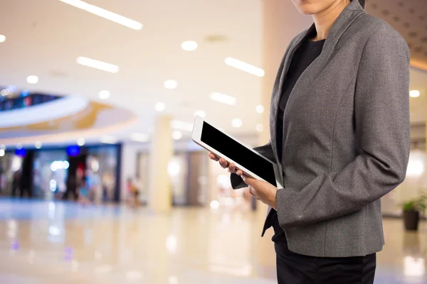 Mulheres no shopping usando celular Tablet PC . — Fotografia de Stock