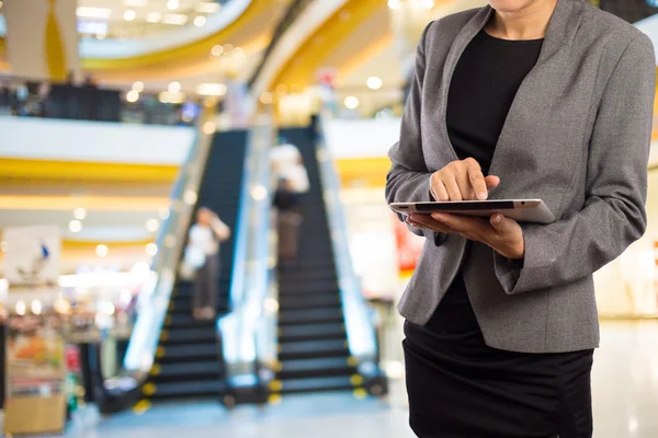 Mulheres no shopping usando celular Tablet PC . — Fotografia de Stock