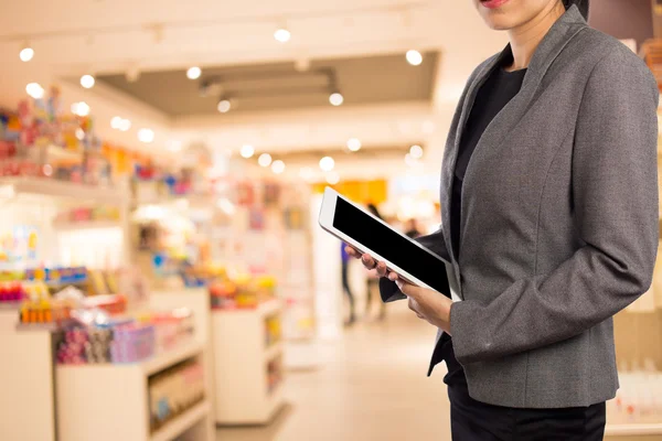 Mulheres no shopping usando celular Tablet PC . — Fotografia de Stock