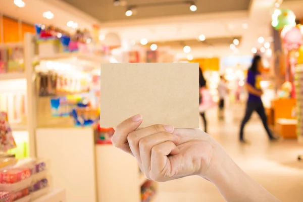 Foto em branco. Mão segurar cartão de visita em branco no shopping . — Fotografia de Stock