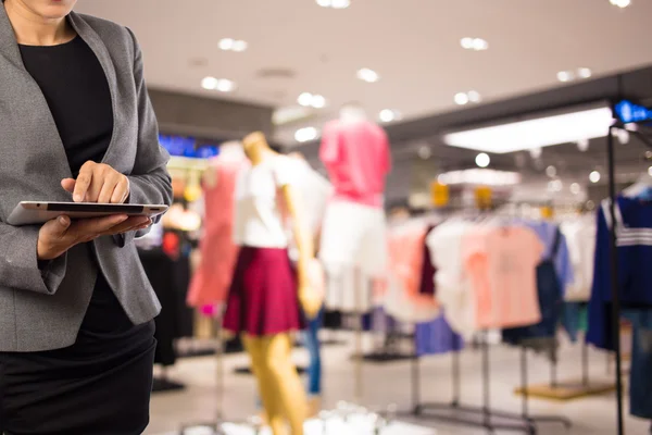 Mulheres no shopping usando celular Tablet PC . — Fotografia de Stock