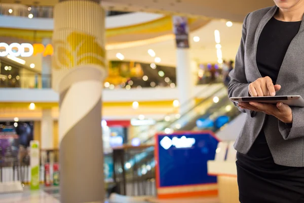 Mulheres no shopping usando celular Tablet PC . — Fotografia de Stock