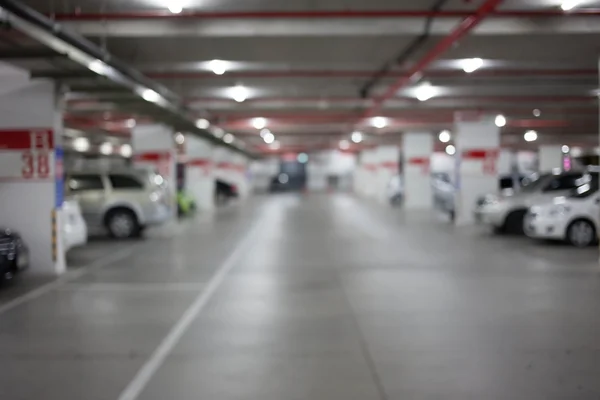 Размытое изображение, подземная парковка с машинами . — стоковое фото