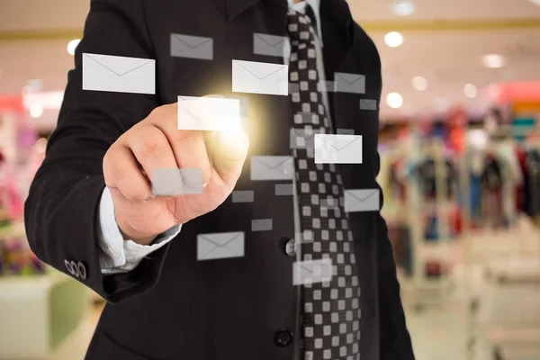 Homem de negócios no shopping . — Fotografia de Stock