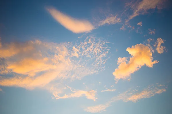 Bilden av klar himmel med vita moln på dagtid för bakgrund — Stockfoto