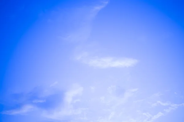 Immagine di cielo limpido con nuvole bianche durante il giorno per lo sfondo — Foto Stock