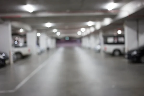 Размытое изображение, подземная парковка с машинами . — стоковое фото