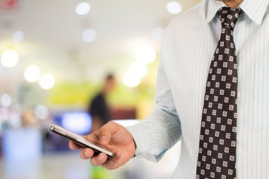 Adam alışveriş istimal hareket eden telefon.