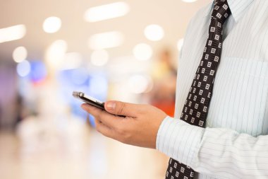 Adam alışveriş istimal hareket eden telefon.