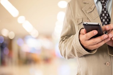 Adam alışveriş istimal hareket eden telefon.