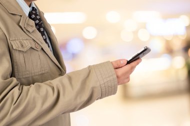 Adam alışveriş istimal hareket eden telefon.