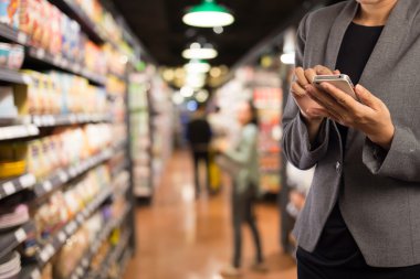 Kadınlar alışveriş istimal hareket eden telefon.
