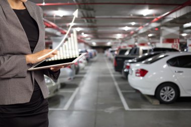 Araba ile yer altı otoparkı işkadını.