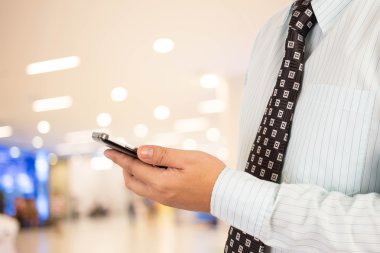 Adam alışveriş istimal hareket eden telefon.